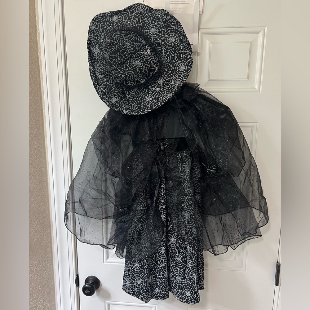 Glow-in-the-Dark Witch Halloween
Costume Pottery Barn Kids Size 4-6